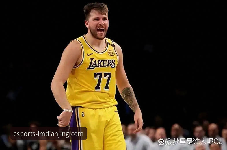 东契奇43分引领湖人进攻狂潮：一场典型现代篮球的深度解析